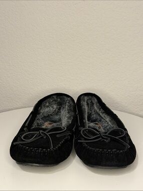 Minnetonka Black Leather Moccasin Slippers with Faux Fur Lining
